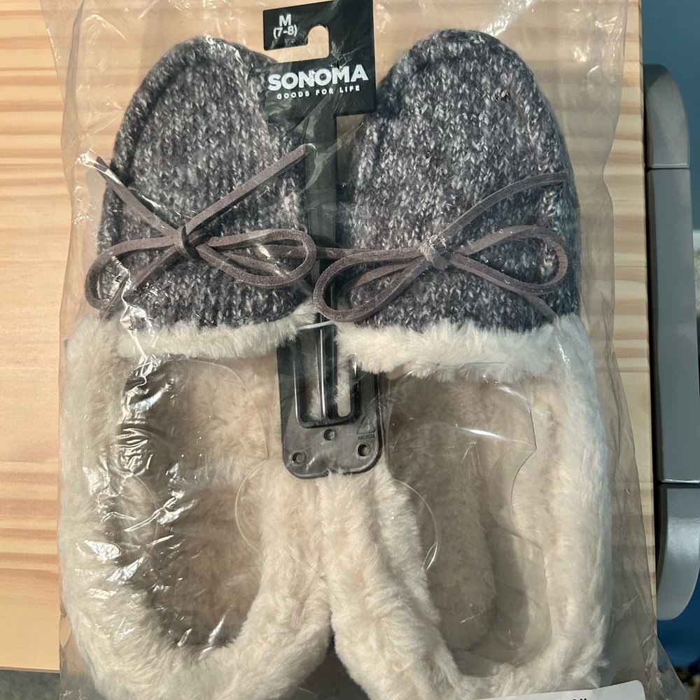 New with tags Ladies Sonoma slippers size medium/7-8.